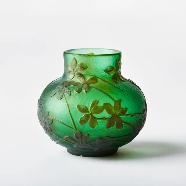 GUNNAR WENNERBERG. Vas, Kosta omkring 1898-1902, jugend, överfång i grönt och blått med graverad och etsad dekor av blommor mot hamrad fond.