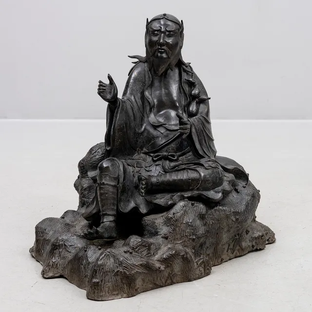 SKULPTUR, daoistisk gudom möjligen avbildande Shennong . patinerad metall, sen Qing.