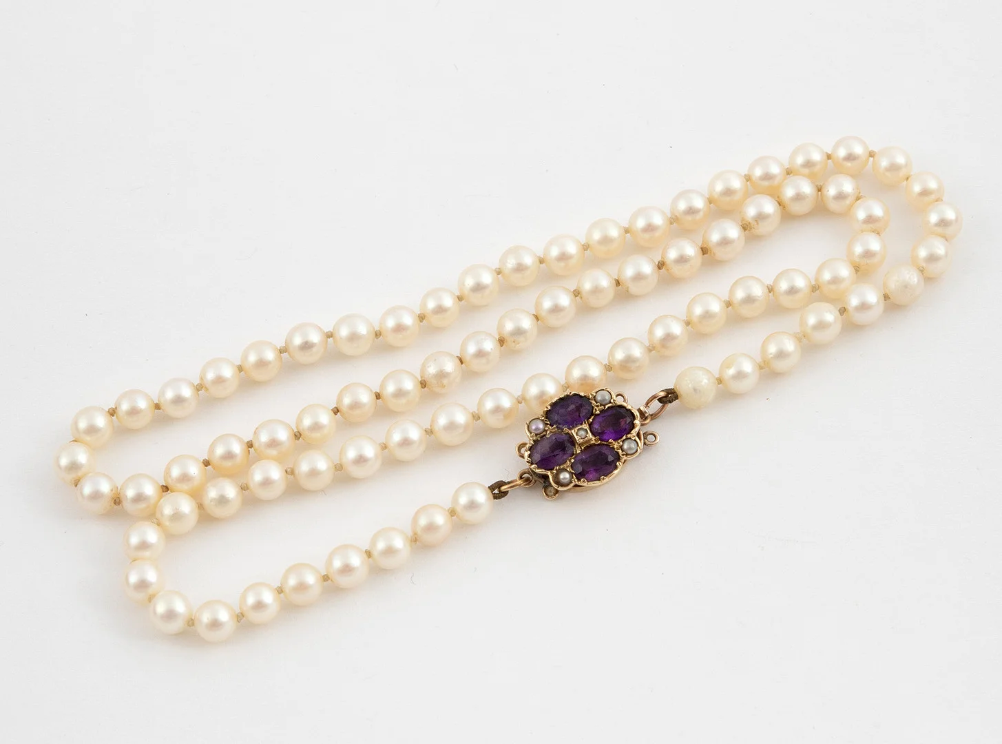 A SINGLE ROW UNIFORM CULTURED PEARL NECKLACE. — Necklace — Lawrences Auctioneers