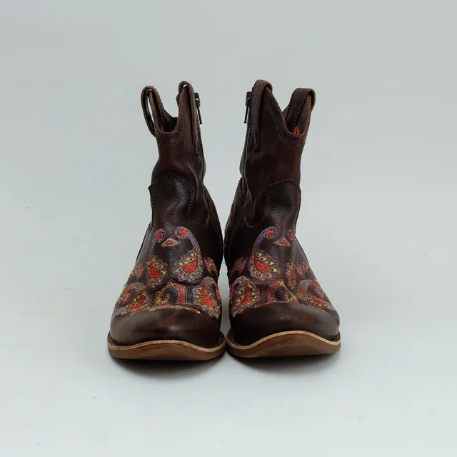 BOOTS, broderade, storlek 37.