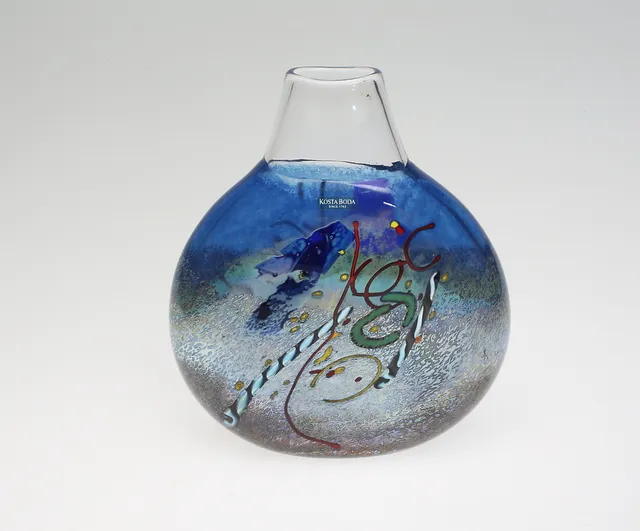 BERTIL VALLIEN. Konstglas, vas, Kosta Boda, signerad.