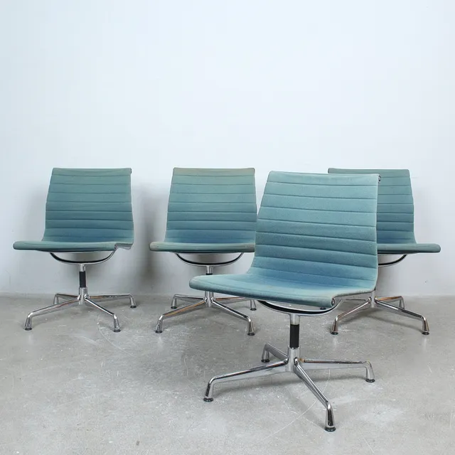 CHARLES & RAY EAMES. für Vitra, Set von 4 Stühlen / Bürostühlen, Modell 'EA 105', Design 1958.