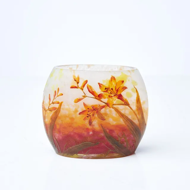 DAUM NANCY. Vas, Art Nouveau, 1900-talets början, mottlat överfångsglasglas med etsad och målad dekor märkt "DAUM NANCY", samt signerad undertill.