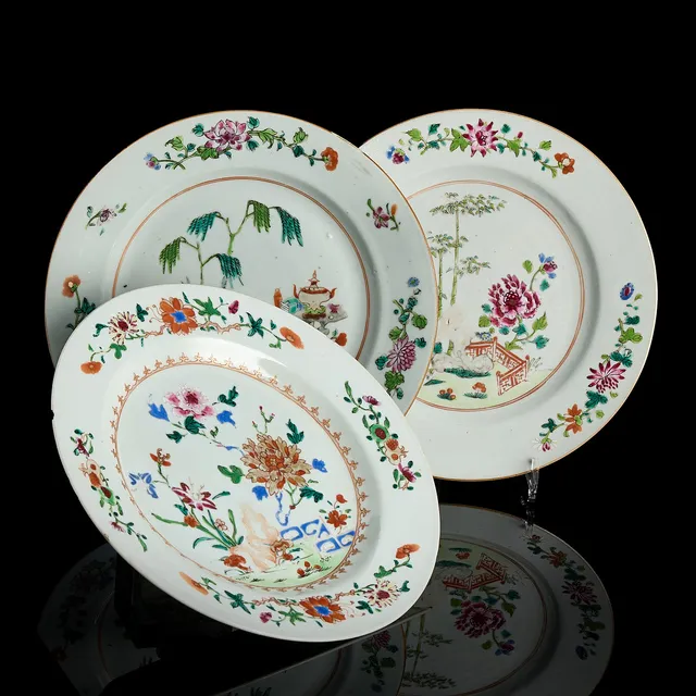 TALLRIKAR (3 st), kompaniporslin, Kina, olika dekor i famille rose av trädgårdslandskap, Qianlong (1736-1795).