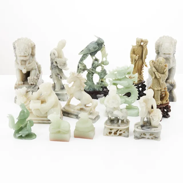 FIGURINER / STATYETTER, 14 st., jade, sopstone, mm. 1900-tal, Kina.