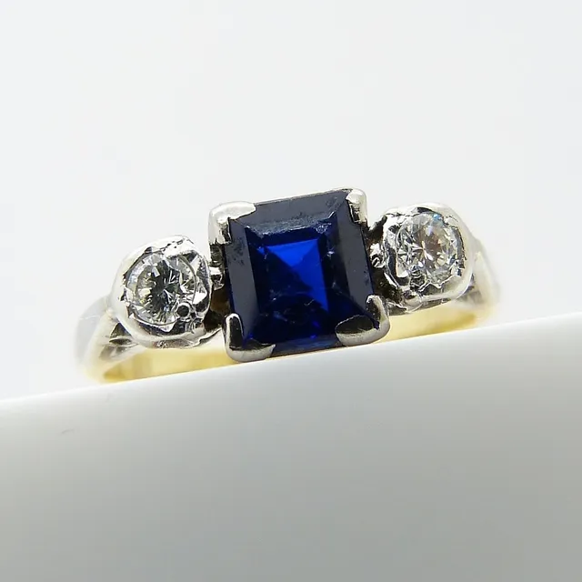 SAPPHIRE & DIAMOND RING.