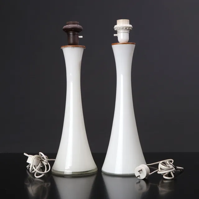 BORDSLAMPOR, ETT PAR. Vitt glas. 1900-talets andra hälft.