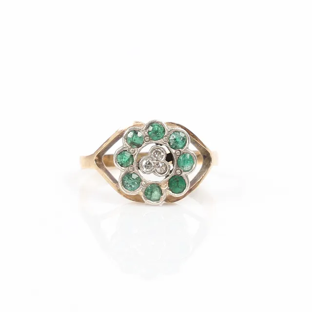 DIAMOND AND EMERALD CLUSTER RING.