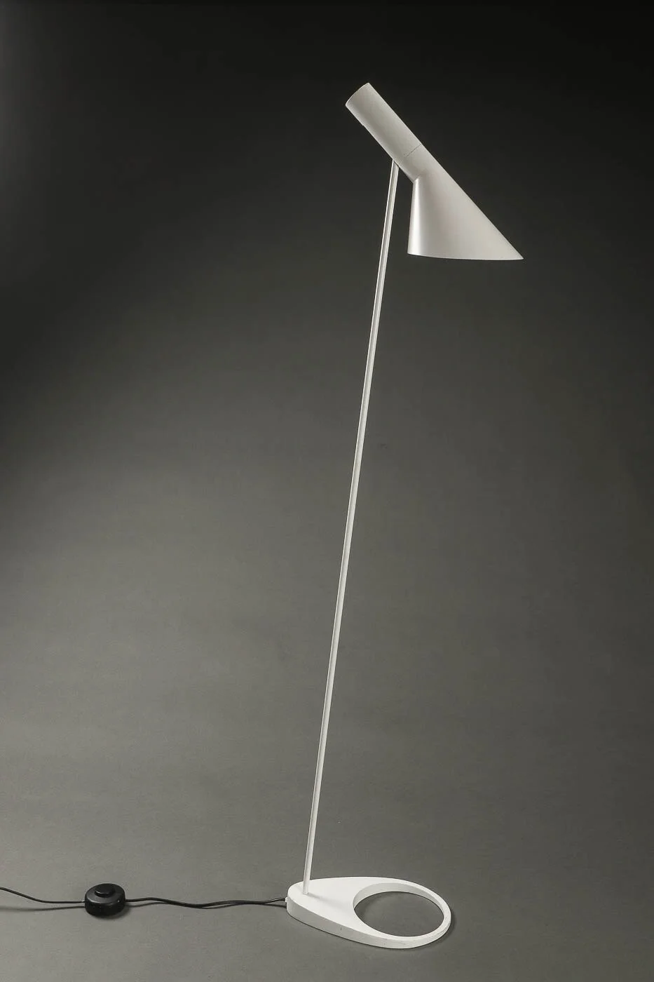 Arne Jacobsen for Louis Poulsen. AJ gulvlampe — Lamps and lighting/Floor lights — Lauritz