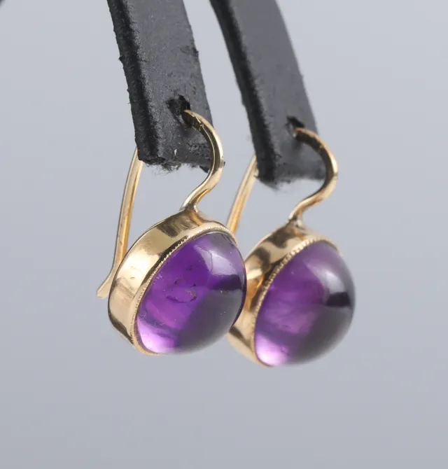 A pair of vintage 14k gold earrings with amethyst (2)