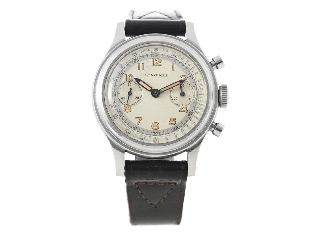 LONGINES, kronograf (Flyback), s.k. "Doppia Linguetta", Cal 13ZN, Serie nr. 6929157, Ref nr. 5415, Boett nr. 23020/43, herrur, 37 mm, stål, manuell, plexiglas (skadat), defekt (akut servicebehov), OBS: saknar kronograf sekundvisare, läderband, "Extract from the Archives", levererad till den svenska och norska agenten Terrasse 26/10 1945. — Klockor/Longines — Kaplans