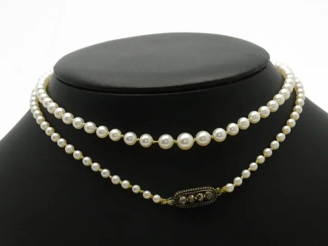 PÄRLCOLLIER, odlade pärlor, doserade, 2,5-5,5 mm, lås 18K/silver, rosenstenar, lås stämplad 1936, längd 56 cm.