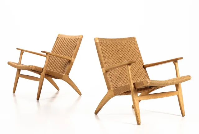 Hans J. Wegner. Pair of armchairs model CH-25 in oak (2)