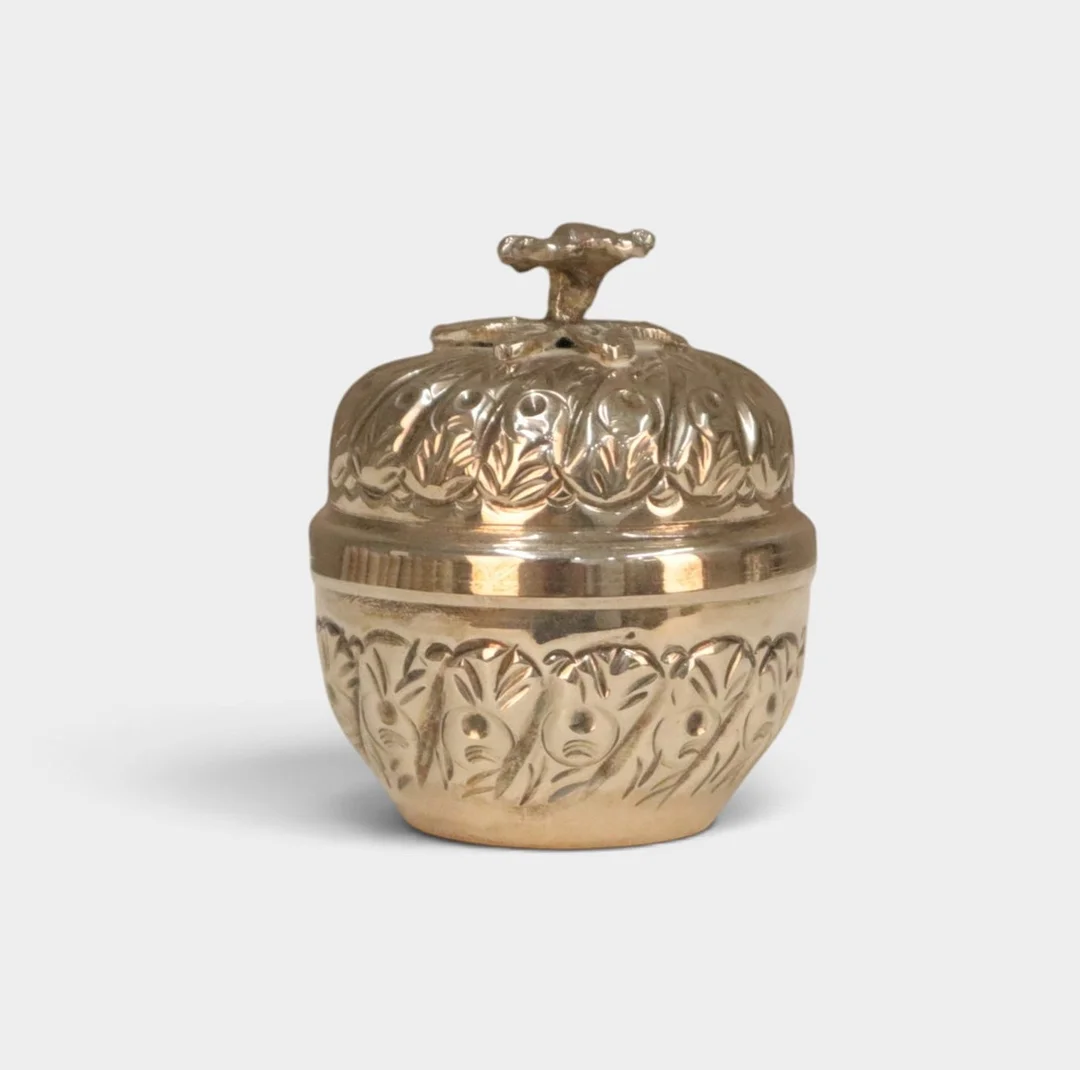 Cajita de tocador en plata repujada con decoración floral. Principios siglo XX. — Silver — Barcelona Auctions