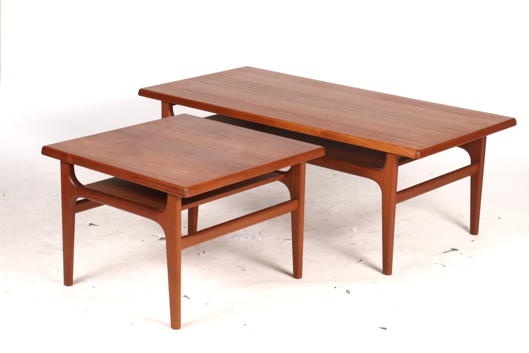 Niels Bach. Two teak coffee tables. (2) — Furniture/Coffee tables, occasional tables — Lauritz