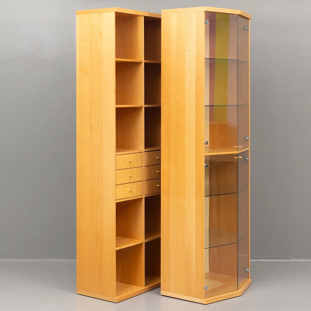 BOKYLLA samt VITRINSKÅP, 2 delar, björkfanér, 1900/2000-tal. — Cupboards, Cabinets & Shelves — Garpenhus Auktioner
