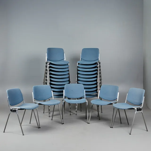 GIANCARLO PIRETTI. Castelli, 27 Stühle / Stapelstühle, Modell 'DSC 106', Aluminium, Polyester, Kunststoff, Entwurf 1965, Italien (27).