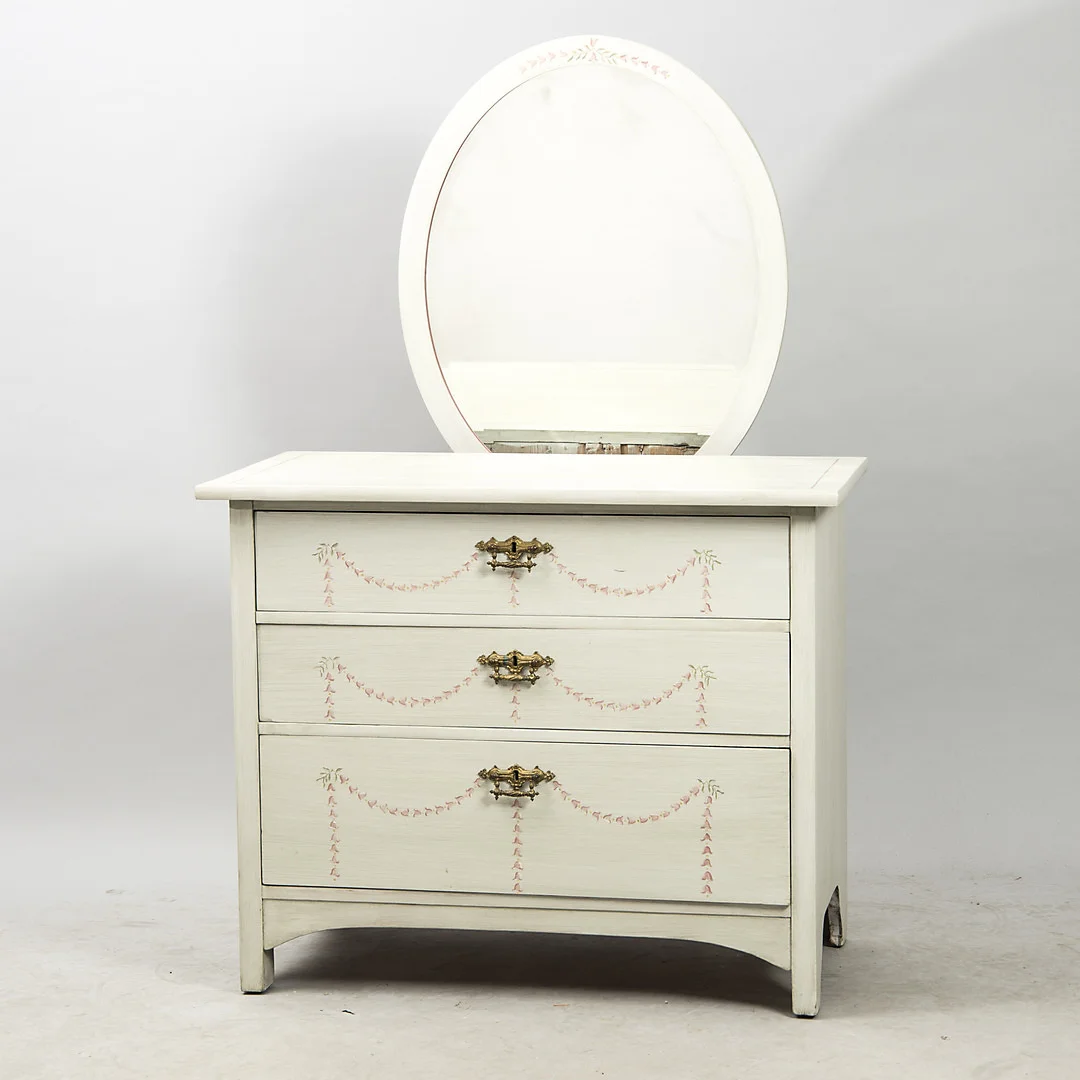 BYRÅ MED SPEGEL, dekormålad fur, tidigt 1900-tal. — Chests of drawers — Helsingborgs Auktionskammare