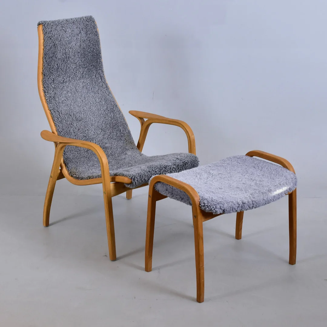 YNGVE EKSTRÖM. fåtölj med fotpall, ek med grå fårskinnsklädsel, "Lamino". — Armchairs & Chairs — Halmstads Auktionskammare