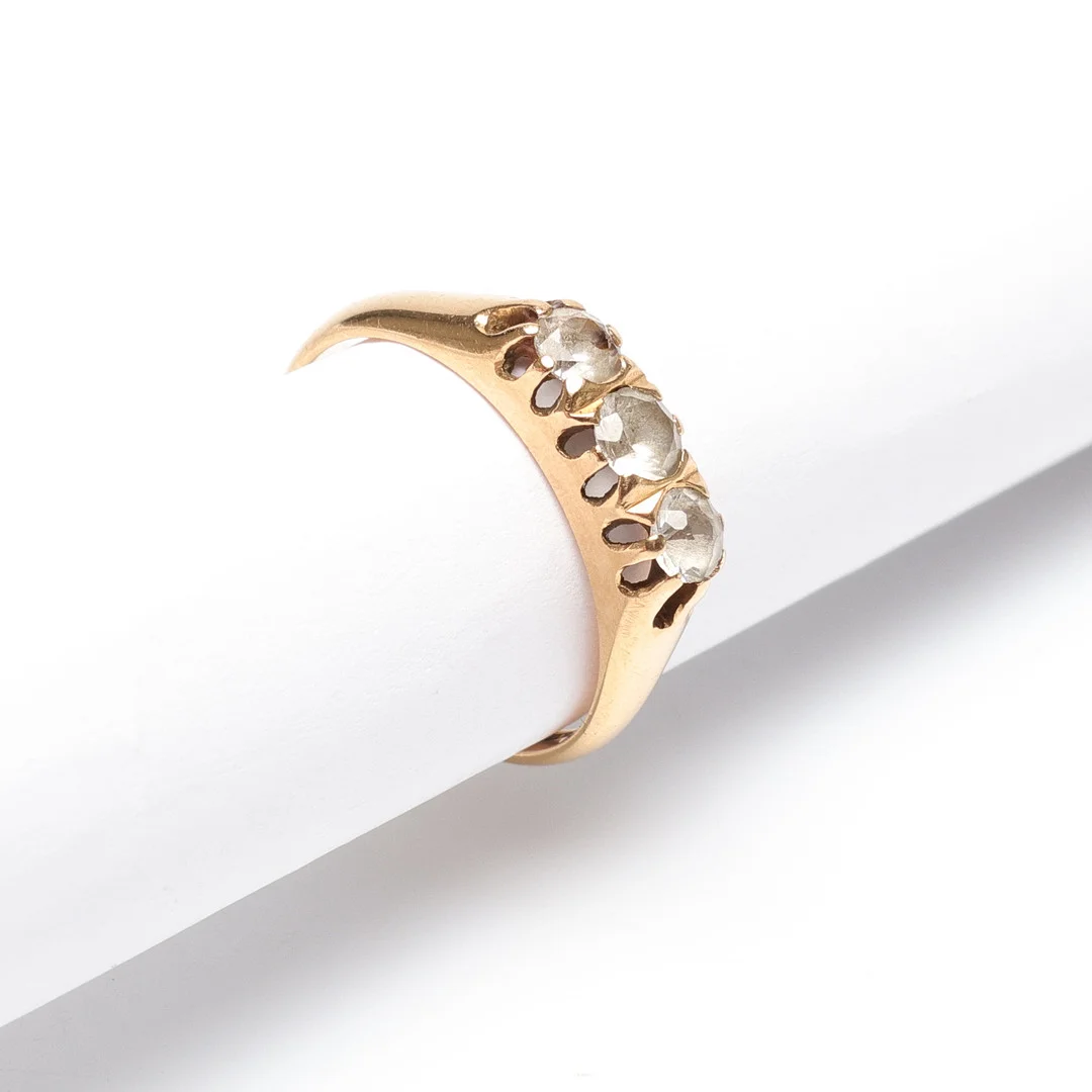 18k guld, med vita stenar, vikt ca 2.9gram. — Rings — Gomér & Andersson Linköping