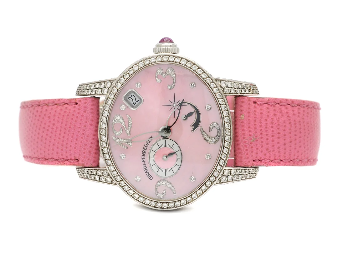 GIRARD-PERREGAUX, Cat´s Eye, Cal 330B, Serie nr. 157, Ref nr. 80482, damur, 35 x 30 mm, 18K vitguld, automatisk, safirglas, datum, liten sekundvisare, gångreservindikator, pärlemorurtavla med diamanter (47 st, 8/8), skadad urtavla, briljantkrans (68 st. TW/VVS, ca 0,51 ctv), briljanter på boett (ca 247 st. TW/VVS, ca 1,52 ctv), glasbak, läder, vikl 18K med briljanter (14 st. 0,32 ctv), ca 2008. — Klockor/Girard-Perregaux — Kaplans