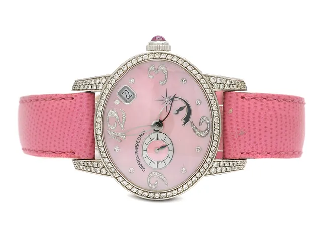 GIRARD-PERREGAUX, Cat´s Eye, Cal 330B, Serie nr. 157, Ref nr. 80482, damur, 35 x 30 mm, 18K vitguld, automatisk, safirglas, datum, liten sekundvisare, gångreservindikator, pärlemorurtavla med diamanter (47 st, 8/8), skadad urtavla, briljantkrans (68 st. TW/VVS, ca 0,51 ctv), briljanter på boett (ca 247 st. TW/VVS, ca 1,52 ctv), glasbak, läder, vikl 18K med briljanter (14 st. 0,32 ctv), ca 2008.