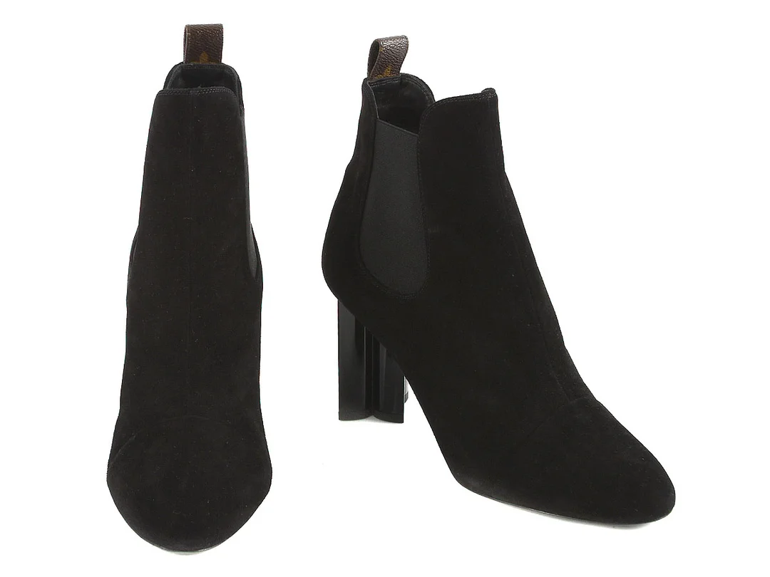 STÖVLETT, LOUIS VUITTON, svart mocka, resår i skaft, stl 40, klack 8cm, skopåse, kartong. — Kläder/Stövlar — Kaplans