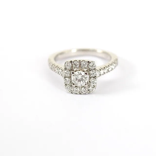 HALORING, diamanter, totalt 0,72ct, Platina.