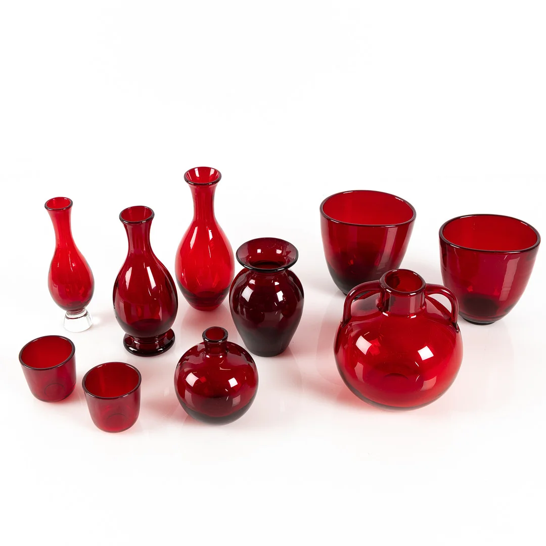 MONICA BRATT. Samling glas i rött, 10 delar. — Utility glass — Stockholms Auktionsverk Helsingborg