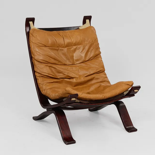 BRAMIN MØBLER. Loungestol / lænestol af formbøjet bøg med læderhynde, 1970-80'erne.