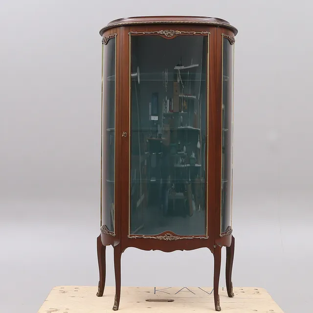 VITRINSKÅP, med välvt glas, 1900-tal.