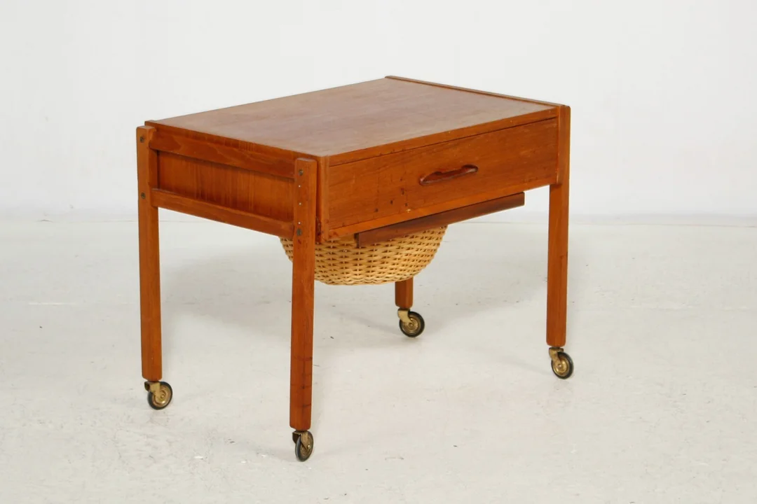Dansk møbelfabrikant. Teak sybord Denne vare er sat til omsalg under nyt varenummer 5735167 — Furniture/Coffee tables, occasional tables — Lauritz