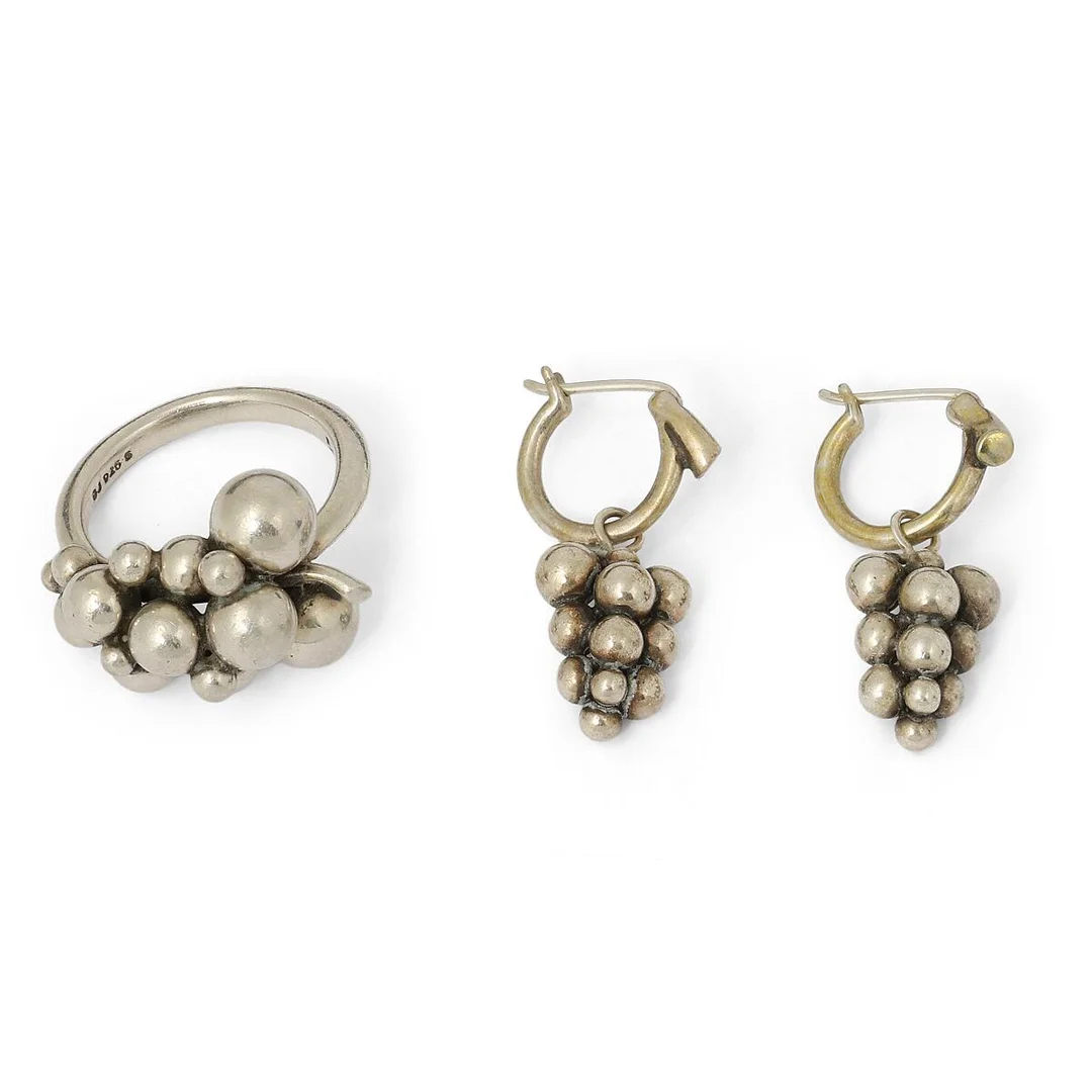 A “Moonlight Grapes” jewellery set comprising of a pair of ear pendants and a ring of sterling silver. Weight in total app. 17.5 g. L. 28 mm. Size 56. (3) — Jewellery/Georg Jensen jewellery — Bruun Rasmussen