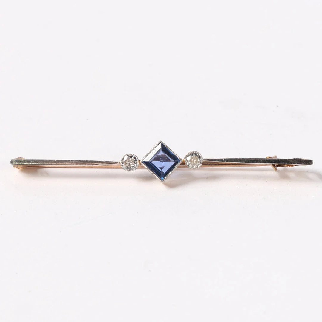 A 15 CARAT GOLD, SAPPHIRE AND DIAMOND BAR BROOCH. — Brooches & Pendants — Bishop & Miller