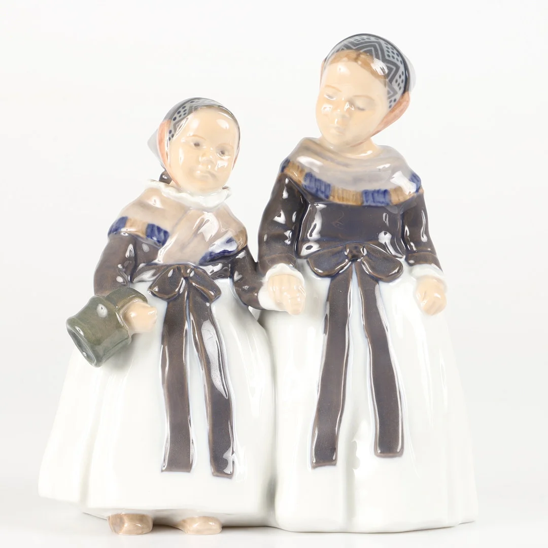 LOTTE BENTER. Figurin, Amagerflickor, porslin, Royal Copenhagen, Danmark. — European — Helsingborgs Auktionskammare