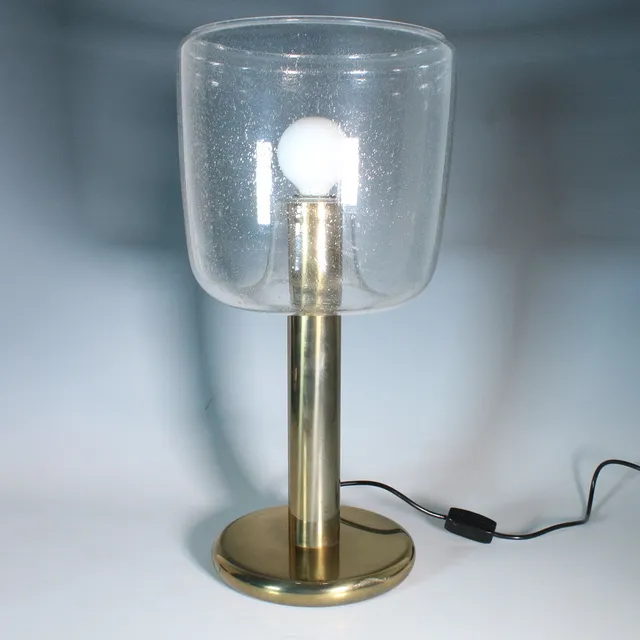 COSACK. Mid-Century-Tischleuchte aus Messing mit einem Glasschirm der 1970er.