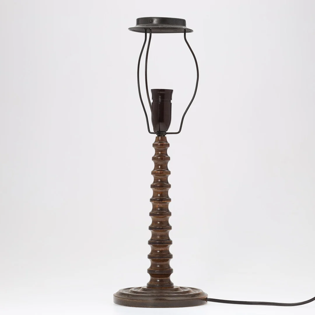 Skulpturel bordlampe af udskåret bøg, Danmark, 1900 tallet. — Table Lamps — Palsgaard Kunstauktioner