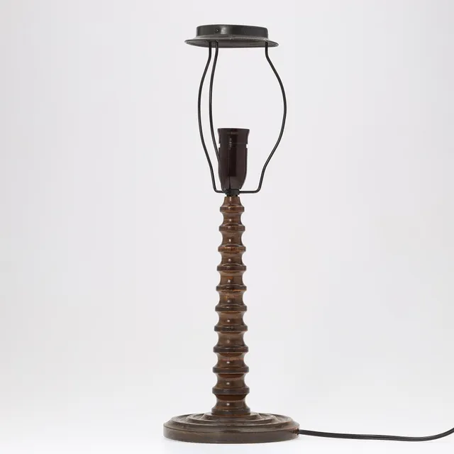Skulpturel bordlampe af udskåret bøg, Danmark, 1900 tallet.