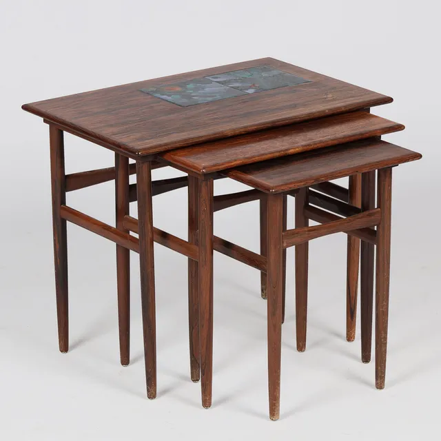 DANSK DESIGN. Sæt af tre indskudsborde i palisander, top ilagt glaserede kakler, dansk møbelproducent, Danmark, ca. 1960'erne (3).