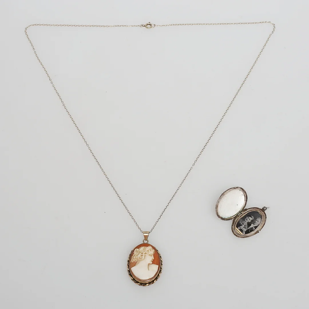FOTOGÖMMA, emaljarbete/silver samt HALSKEDJA med CAMÉ, silver. — Brooches & Pendants — Växjö Auktionskammare