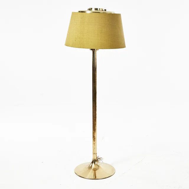 HANS-AGNE JAKOBSSON. Golvlampa, Markaryd 1960-/70-tal, mässingsbehandlad metall, skärm i grön textil.