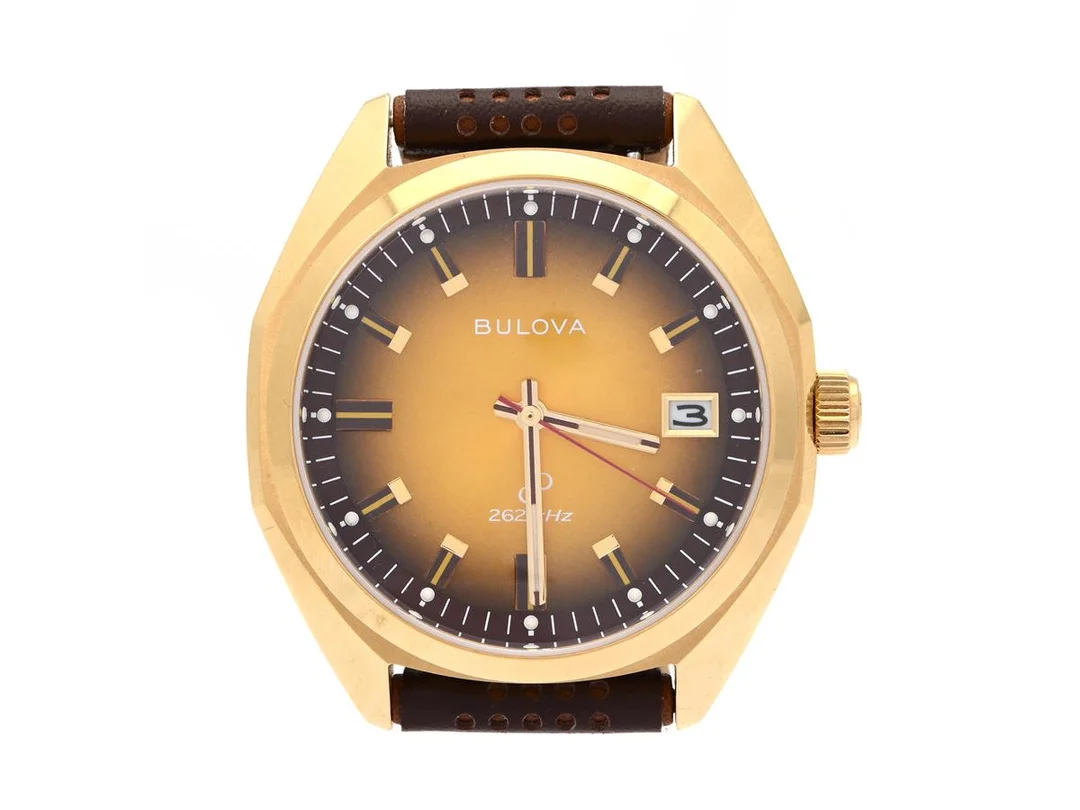BULOVA, Jet Star, Serie nr. C9771243, Ref nr. 97B214, herrur, 40 mm, doublé, quartz, safirglas, datum, läderband, originalspänne, cert, april 2024, box, ytterkartong. — Klockor/Bulova — Kaplans