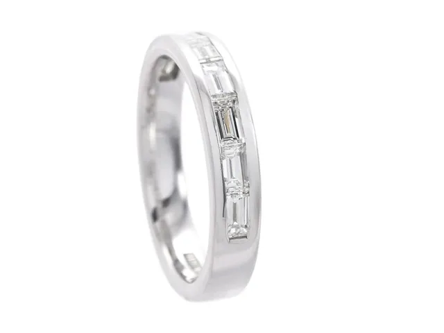 RING, 18K vitguld, baguetteslipade diamanter ca 0,80 ctv, ca TW(G)/VS, stl 16,75 mm, vikt 4,7 g.