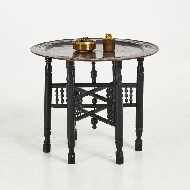 RÖKBORD, 1900-talets andra hälft, bricka i mässing, på hopfällbart underrede i mörkbetsad trä, med två utensilier.