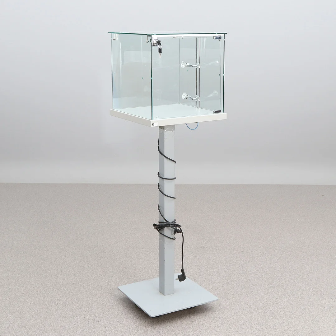 VITRINMONTER PÅ PELARFOT. Glas och lackerad metall. Samtida tillverkning. — Cupboards, Cabinets & Shelves — Skånes Auktionsverk