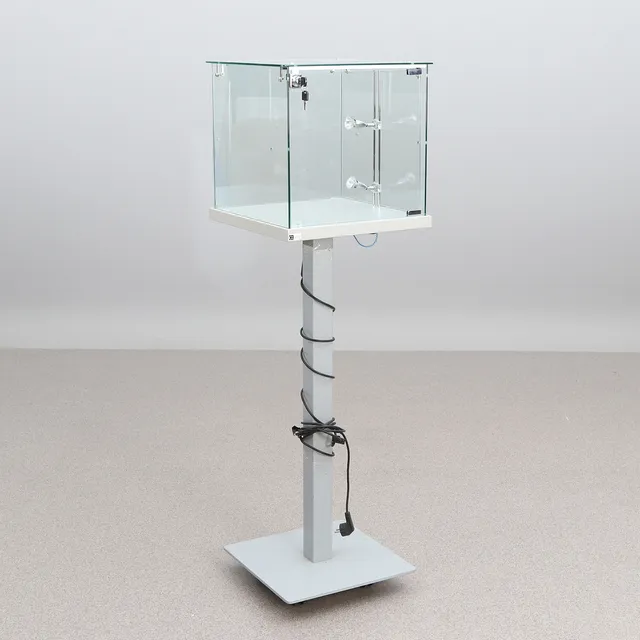 VITRINMONTER PÅ PELARFOT. Glas och lackerad metall. Samtida tillverkning.