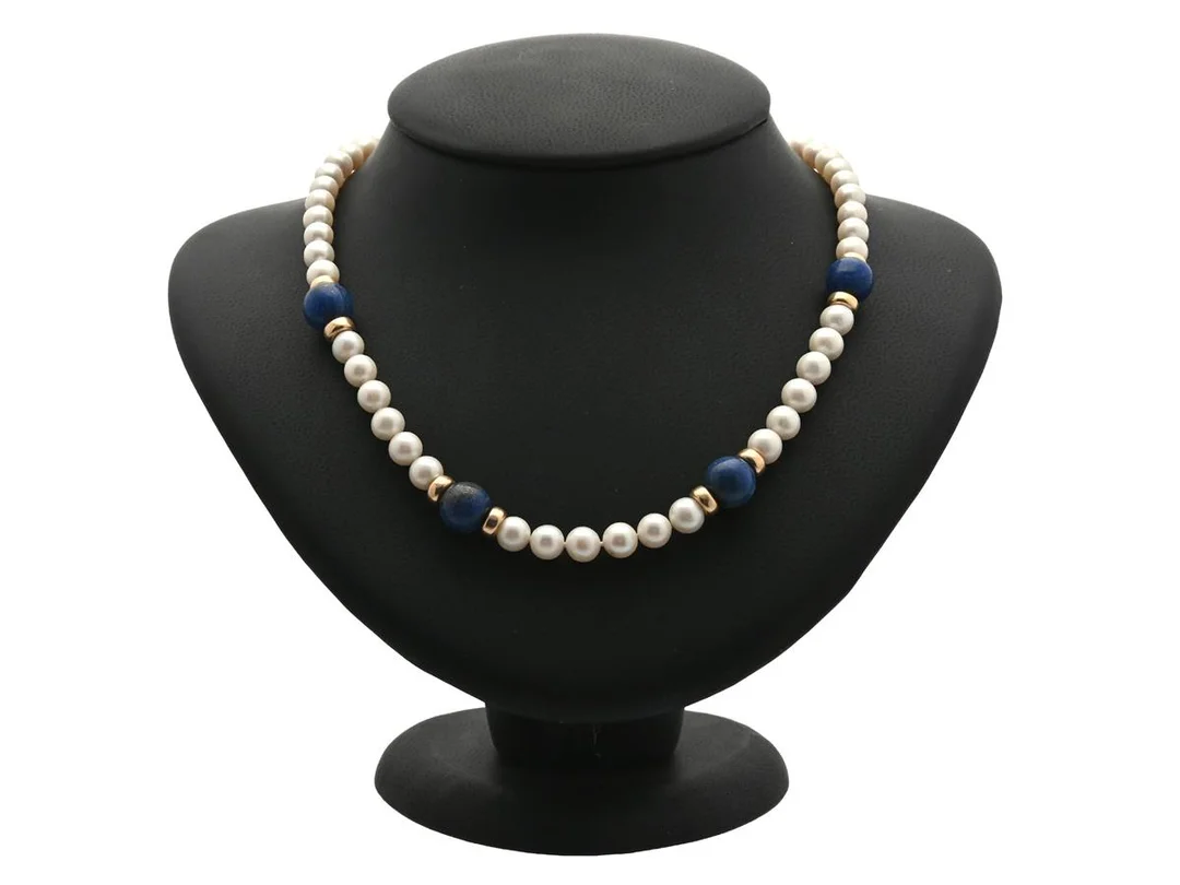 PÄRLCOLLIER, odlade sötvattenspärlor ca 6,2 mm, lapis lazuli, lås i 14K guld, längd 46 cm, vikt 29,1 g. — Smycken/Pärlcollier — Kaplans