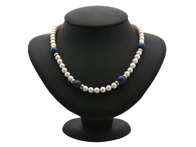 PÄRLCOLLIER, odlade sötvattenspärlor ca 6,2 mm, lapis lazuli, lås i 14K guld, längd 46 cm, vikt 29,1 g.