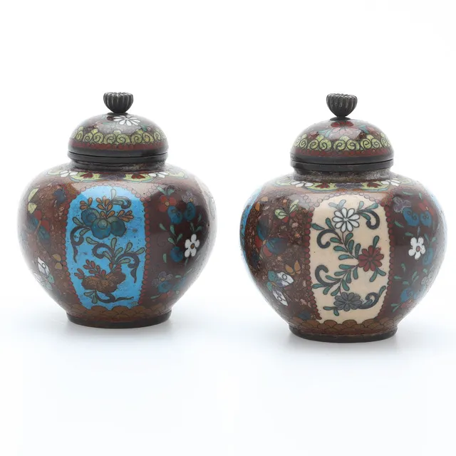 LOCKURNOR, ett par, cloisonné, Kina.