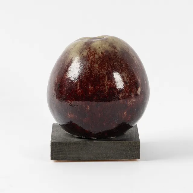 ULLA OCH GUSTAV KRAITZ. Skulptur, "Äpple", glaserat stengods, signerad.